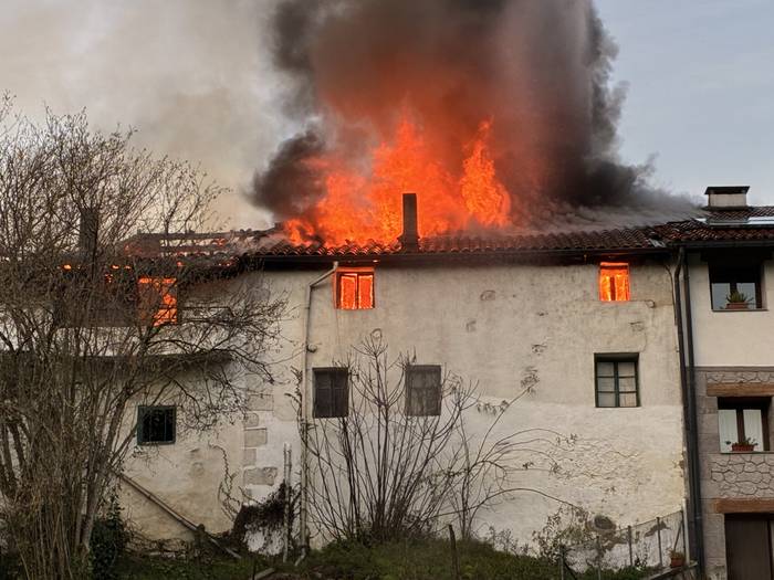 Azkoitia eta Azpeitia arteko Beristain baserrian piztutako sua kontrolpean dute suhiltzaileek