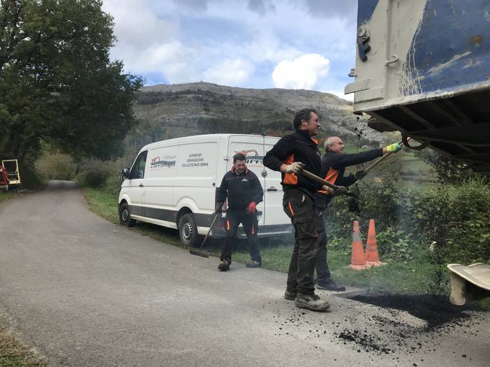 Bukatu dituzte Elosiagan, Izarraitzen nahiz Aratzerrekan hainbat baserri bide konpontzeko lanak