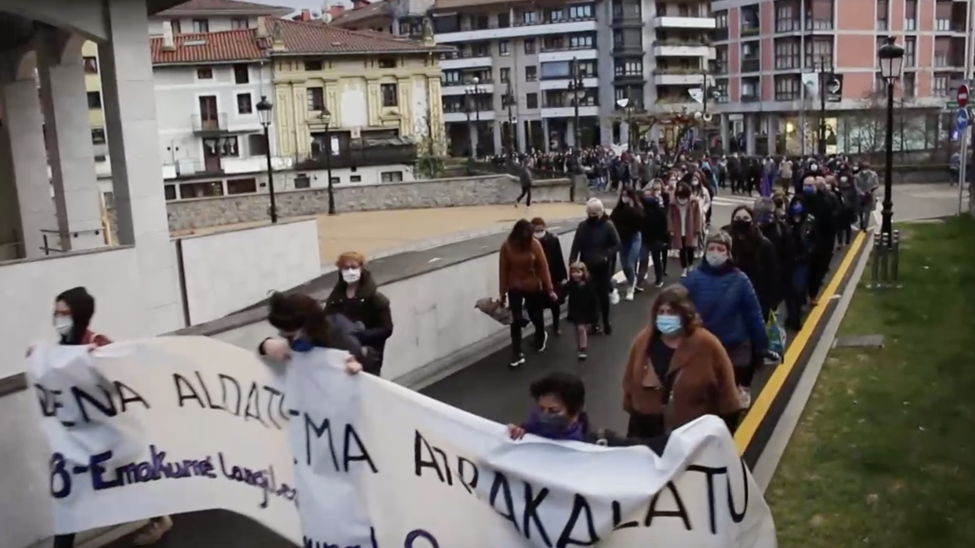 Eskualdean ehunka herritarrek parte hartu dute Martxoaren 8ko ekintzetan