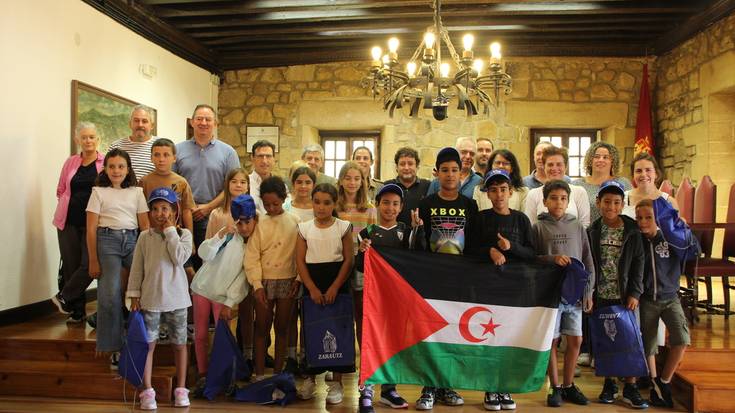 Saharako errefuxiatuen kanpalekuetako haurrei harrera egin die udalak