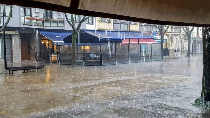 Iragarrita zegoen bezala, zaparrada handiak izan dira Zumaian eguneko une batzuetan