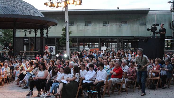 Plaza jendez goraino bete zen atzo 'Azpeitia Oholtzan' ikuskizunarekin