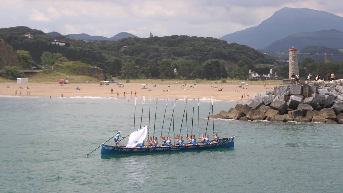 Zarautzek eta Pedreñak irabazi dituzte ezustekoz betetako Zumaiako banderak