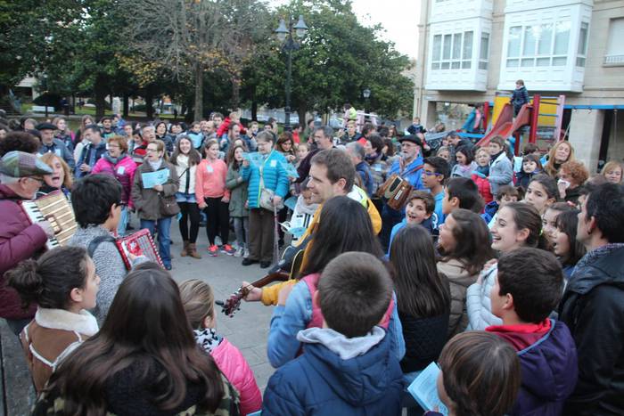 Imanol Urbietaren abestiak kantatu dituzte Zarautzen, euskararen aldeko kantu-jiran