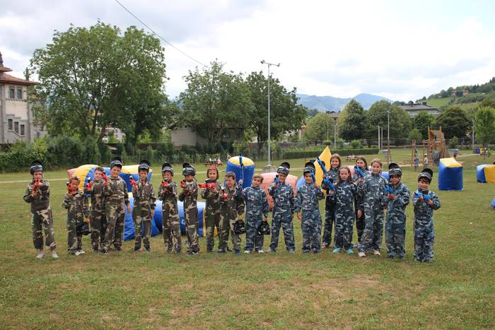 Hainbat haurrek paintballean jolastu dute Azpeitian