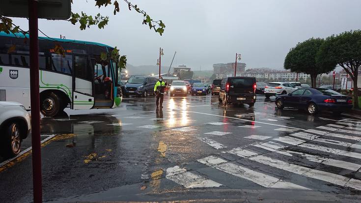 Autobus bat kateatuta geratu da Arranpla parean