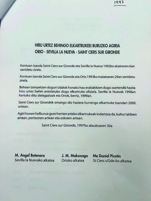 Hitzarmena hirutara eta Bordeleko ardoa