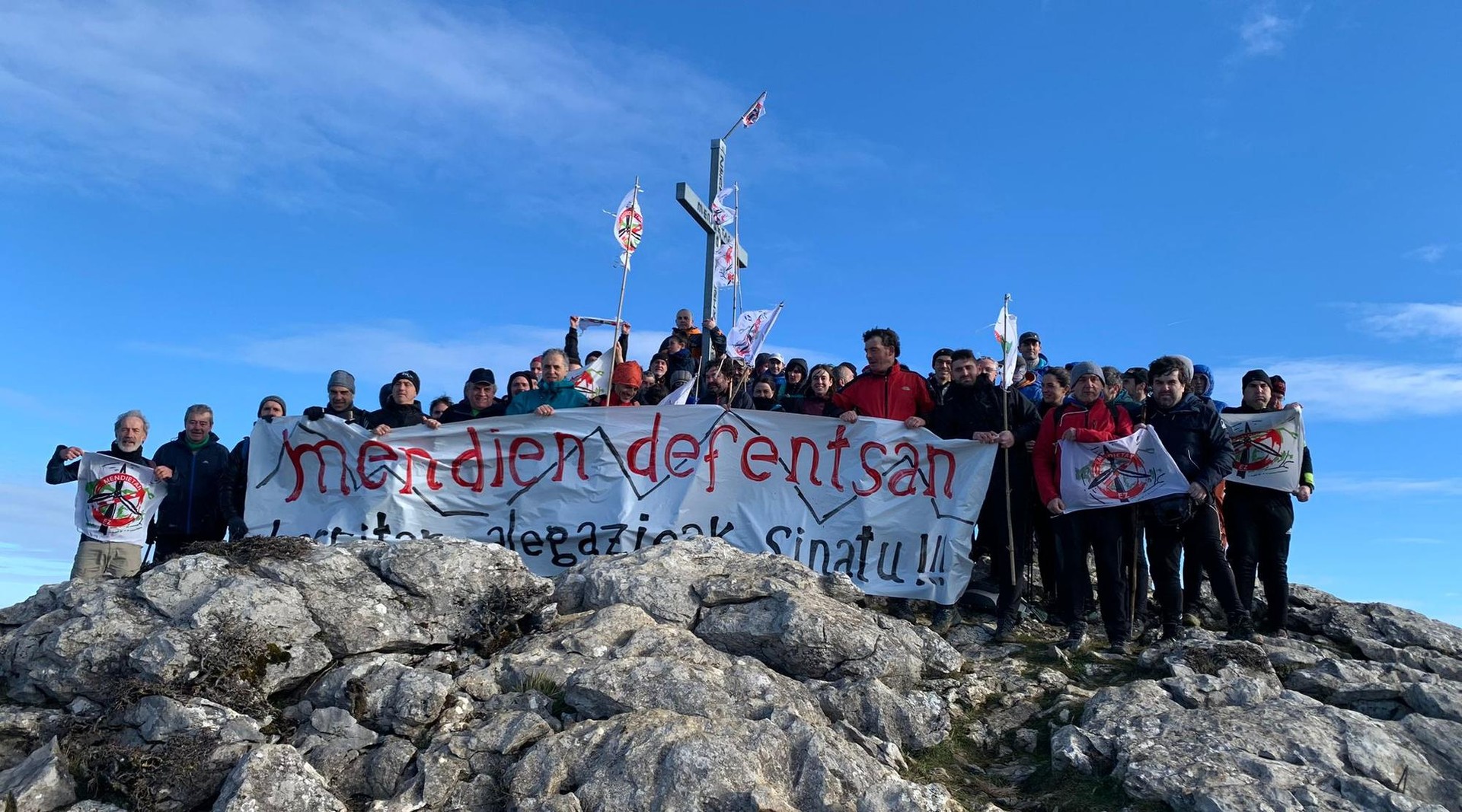 Alegazioak sinatuz mendiak defendatzeko deia egin du Oletan Ere Ez! taldeak