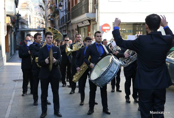Debako gaitero eskolako kideek eta Azkoitiko Udal Musika Bandak kalejirak egingo dituzte zapatuan