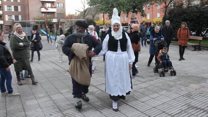 Olentzeroren Festa Santuiturri plazan