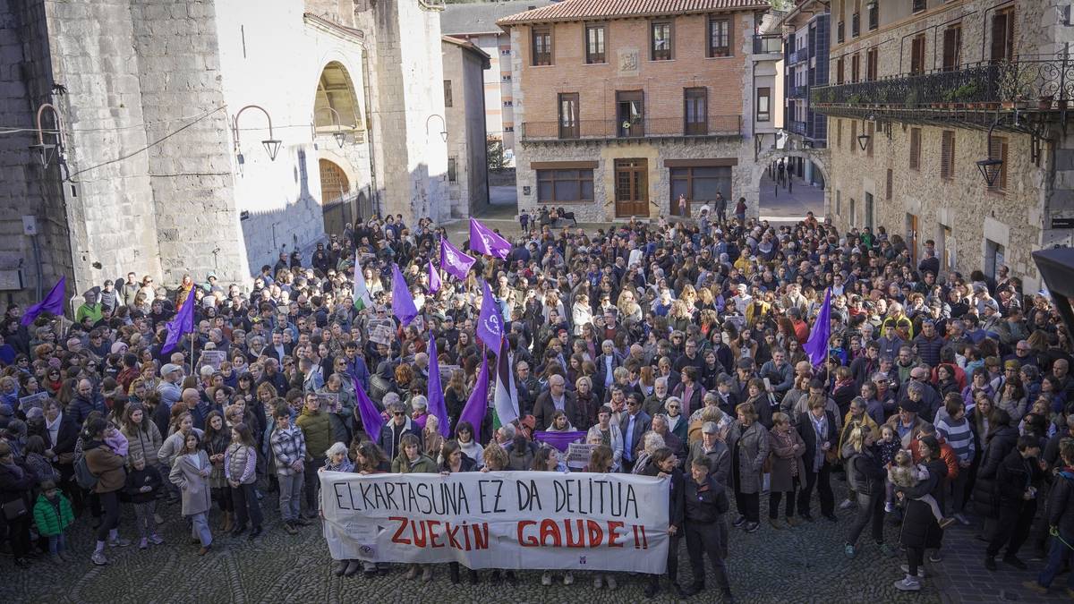 Elkartasun adierazpen erraldoia Zestoan,  sei akusatuen defentsan eta indarkeria matxistaren aurka