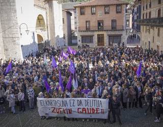Elkartasun adierazpen erraldoia Zestoan, sei akusatuen defentsan eta indarkeria matxistaren aurka