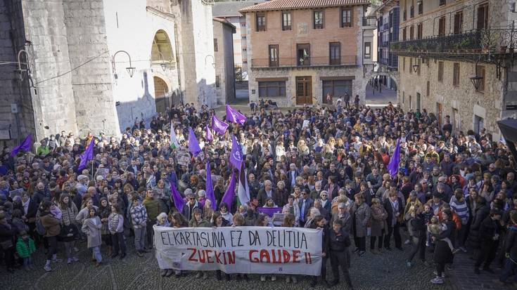 Elkartasun adierazpen erraldoia Zestoan,  sei akusatuen defentsan eta indarkeria matxistaren aurka