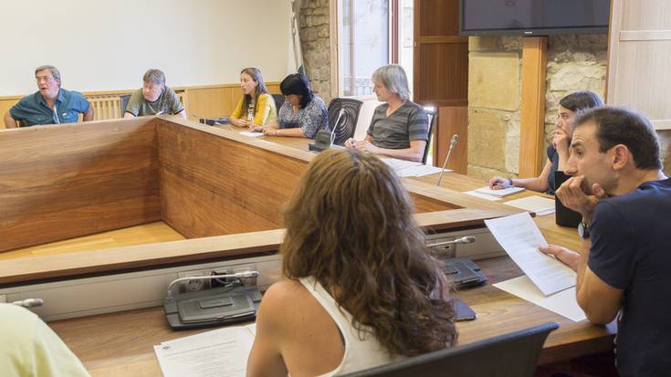 Alkatearen soldata igoerak eragin du legealdiko lehen eztabaida