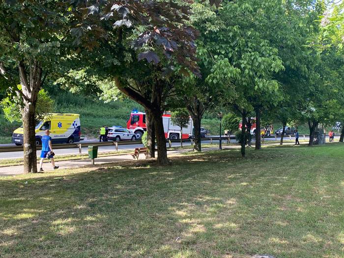 Bi autoren arteko istripua izan da Azkoitiko sarreran, eta itxita dago errepidea