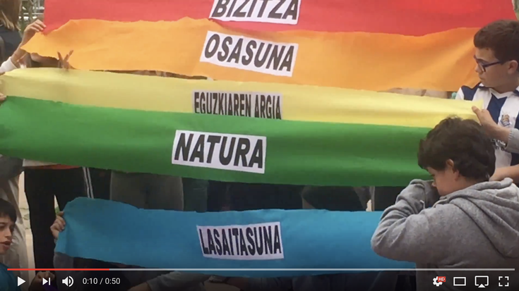 BIDEOA: Herri Eskolak bat egin du LGTBIfobiaren Aurkako Egunarekin