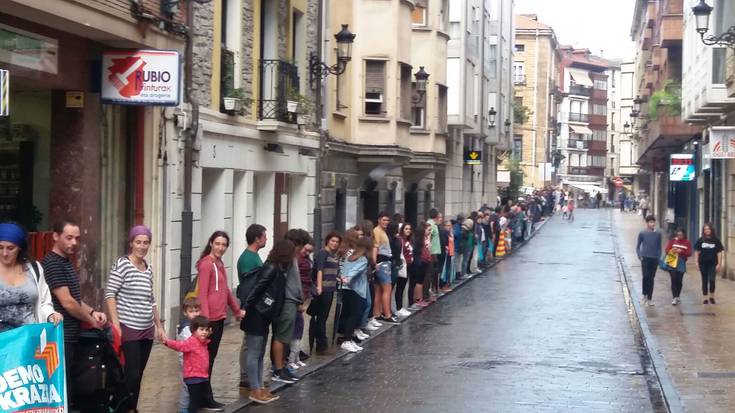 Kataluniari elkartasuna adierazi diote herritarrek