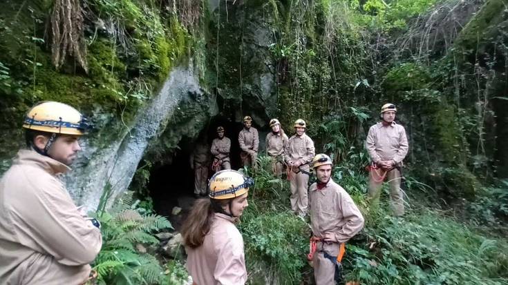 Espeleologia eginez, barrutik ezagutu dute hainbat lagunek Laminetako koba