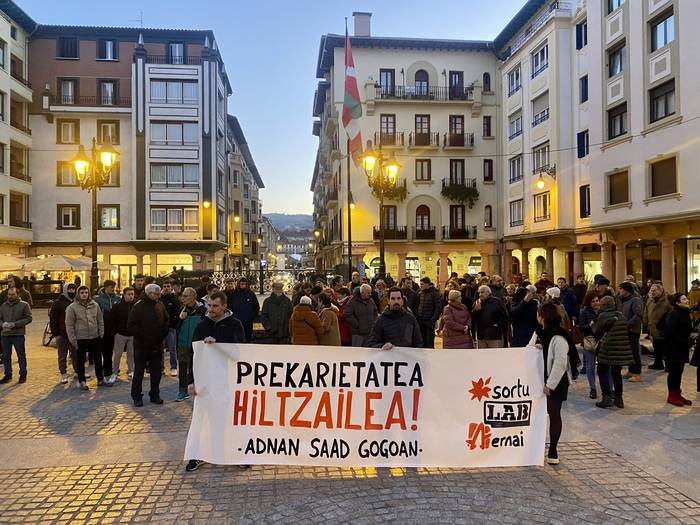 Elkarretaratzea egin dute lan istripuan zendutako zarauztarraren heriotza salatzeko