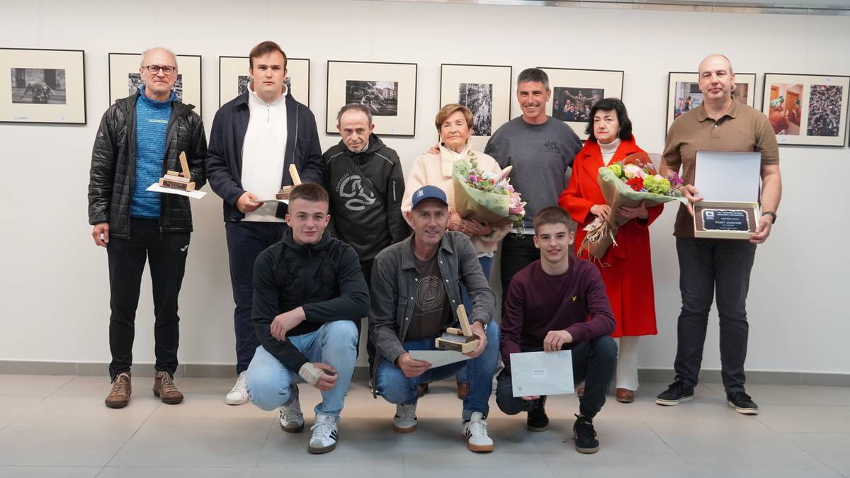 Sarituei aitortza eginda ireki dute Sokamuturra argazki lehiaketaren erakusketa