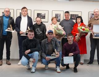 Sarituei aitortza eginda ireki dute Sokamuturra argazki lehiaketaren erakusketa