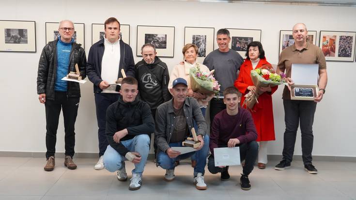 Sarituei aitortza eginda ireki dute Sokamuturra argazki lehiaketaren erakusketa