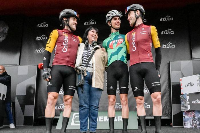 Arritxu Iribar omendu dute Euskal Herriko Itzuliaren amaieran