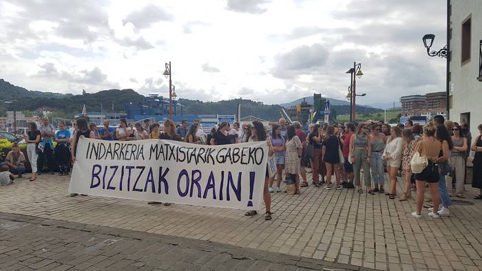 Ziztada kasua salatzeko elkarretaratzea egin da eguerdian Zumaian