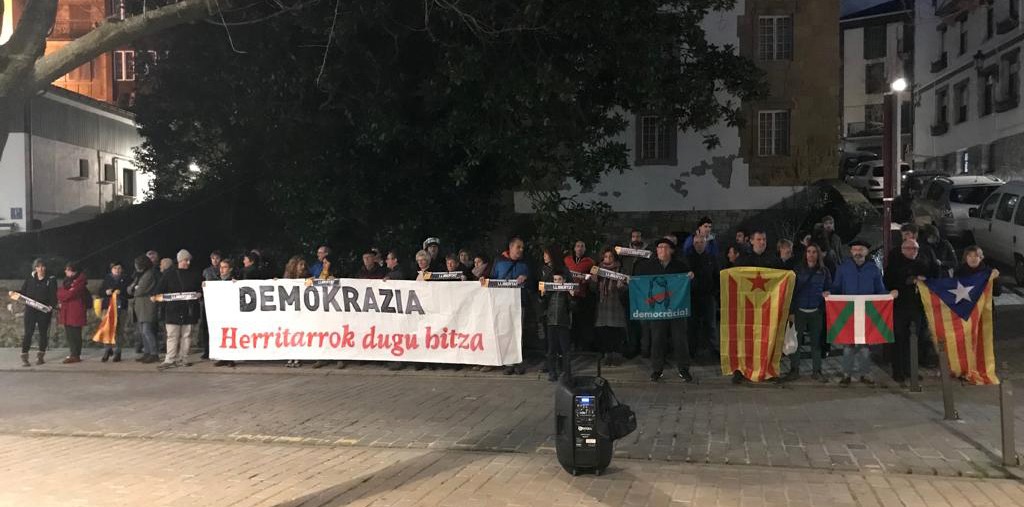 Kataluniako auzipetu independentistei babesa erakutsi diote hainbat herritarrek