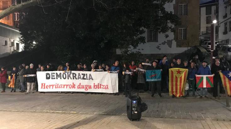 Kataluniako auzipetu independentistei babesa erakutsi diote hainbat herritarrek