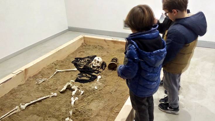 Mendebaldeko Saharan gertatutako giza eskubideen urraketaren inguruko erakusketa