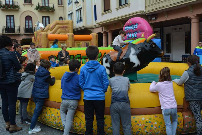 Zarautzen hainbat ekimen antolatu dituzte Haurren eta Nerabeen Nazioarteko Egunari lotuta