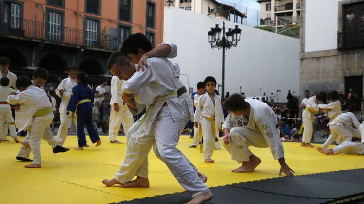 Erakustaldi bizia eskaini dute Kodaore eskolako judo ikasleek