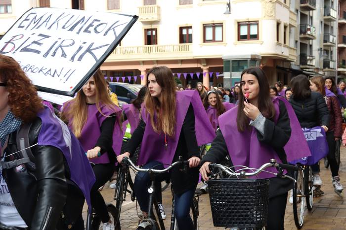 Emakumeen aldarria, hamaika modutara