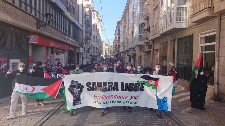 Mendebaldeko Sahararekiko elkartasunez kaleak hartu dituzte zumaiarrek