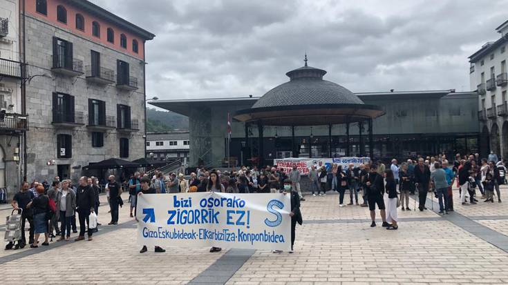 Bizi osoko espetxe zigorren aurka, plazan elkartu dira hainbat lagun