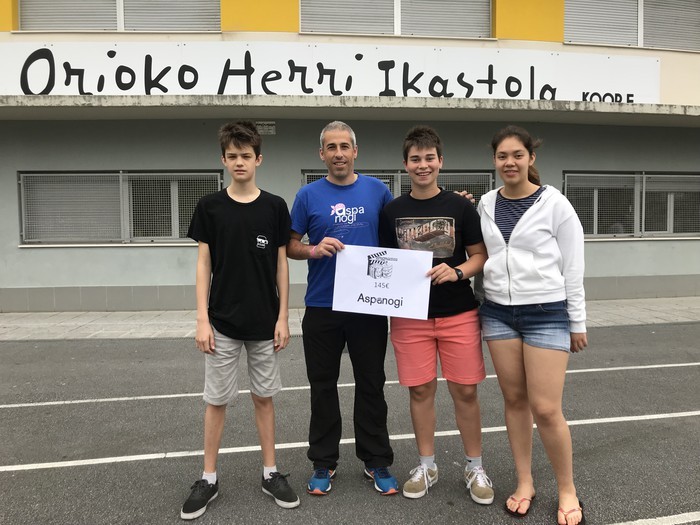 Ikastolako ekintzaileek 145 euroko dohaintza egin diote Aspanogiri