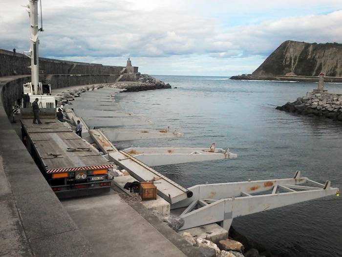 Argazkia: Parolmuturra 'Grampian Sovereign' ontziaren itsasoratzerako prestatzen ari dira