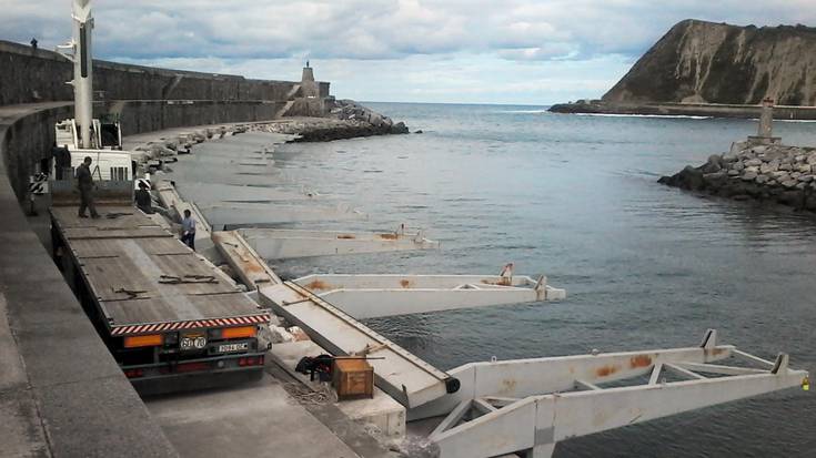 Argazkia: Parolmuturra 'Grampian Sovereign' ontziaren itsasoratzerako prestatzen ari dira