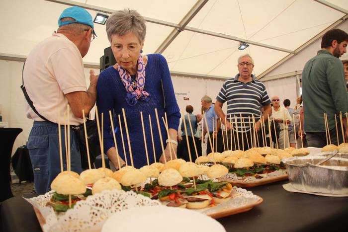 Bertako produktuez gozatzeko aukera izan da Basque Label Festen