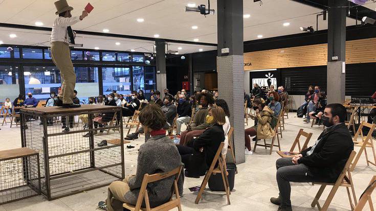 Azoka Plaza bete zuen 'Tonbola' ikuskizunak