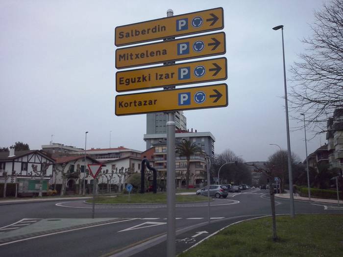 Aparkalekuen seinale berriak jarri dituzte