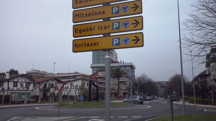 Aparkalekuen seinale berriak jarri dituzte