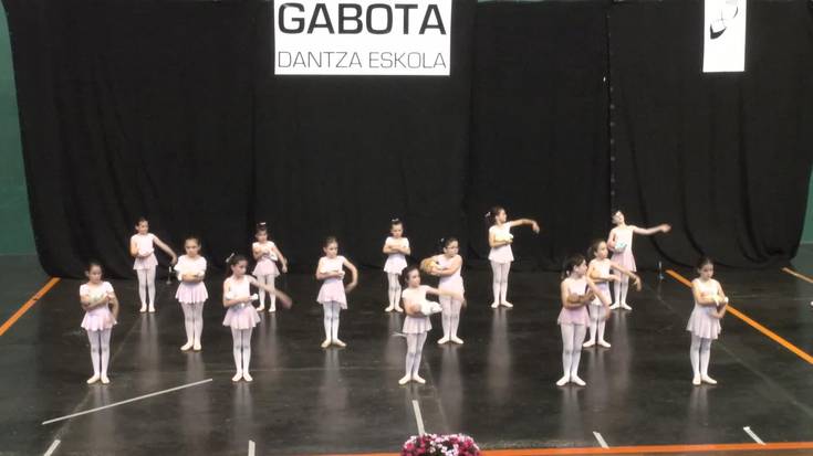 Bideoa: Gabota dantza eskolakoen ikasturte amaierako ekitaldia