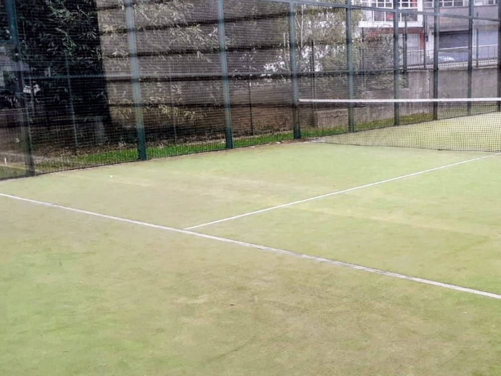 Padel pistetako lurra konpontzeko obrak hasiko dituzte gaur