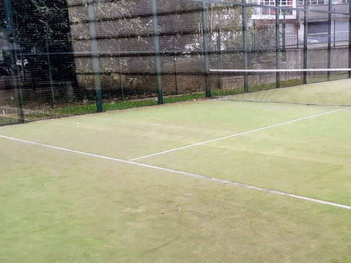 Padel pistetako lurra konpontzeko obrak hasiko dituzte gaur