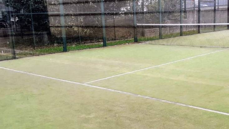 Padel pistetako lurra konpontzeko obrak hasiko dituzte gaur