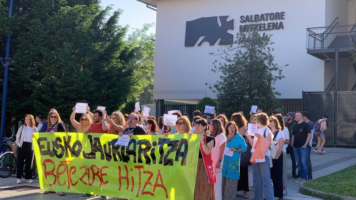 Hezkuntza Sailari lan akordioa betetzeko eskatu diote ikastolako langileek