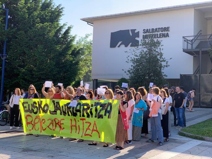 Hezkuntza Sailari lan akordioa betetzeko eskatu diote ikastolako langileek