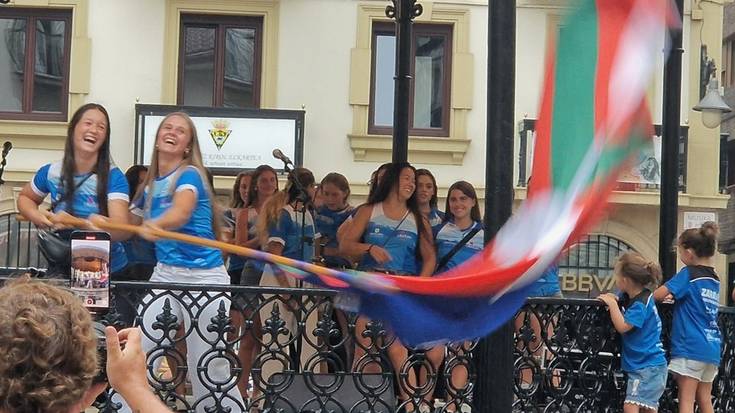 Harrotasunez astindu du etxeko bandera Zarautzek